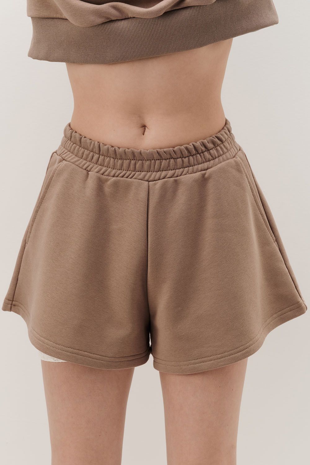 Шорты из футера укороченные сбоку цвета капучино