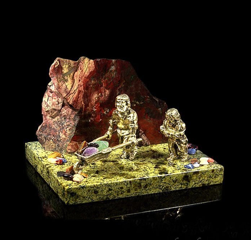 Статуэтка "Рудокопы" из бронзы на подставке из змеевика с яшмой 95*80*70мм