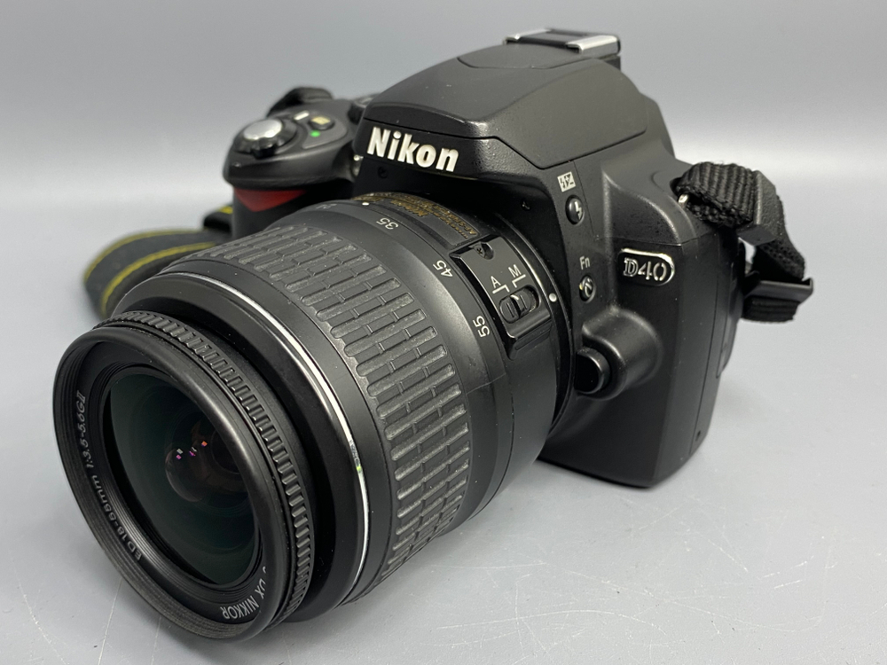 Nikon D40 kit 18-55mm 3.5-5.6G II ED 10.000 кадров