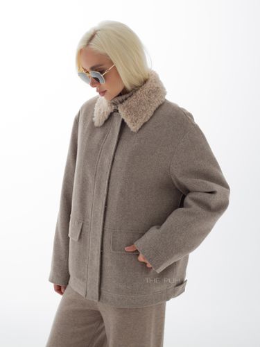 Бежевая куртка в елочку с меховым воротником