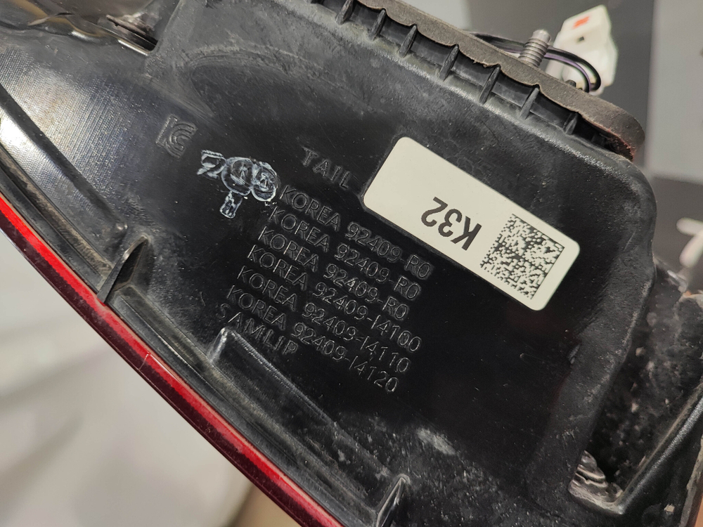 Фонарь центральный битый Kia Carnival 4 Оригинал 92409R0320