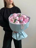 Букет 13шт пионов с незабудками в оформлении