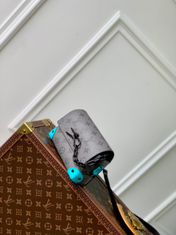 Louis Vuitton Steamer Wearable Wallet