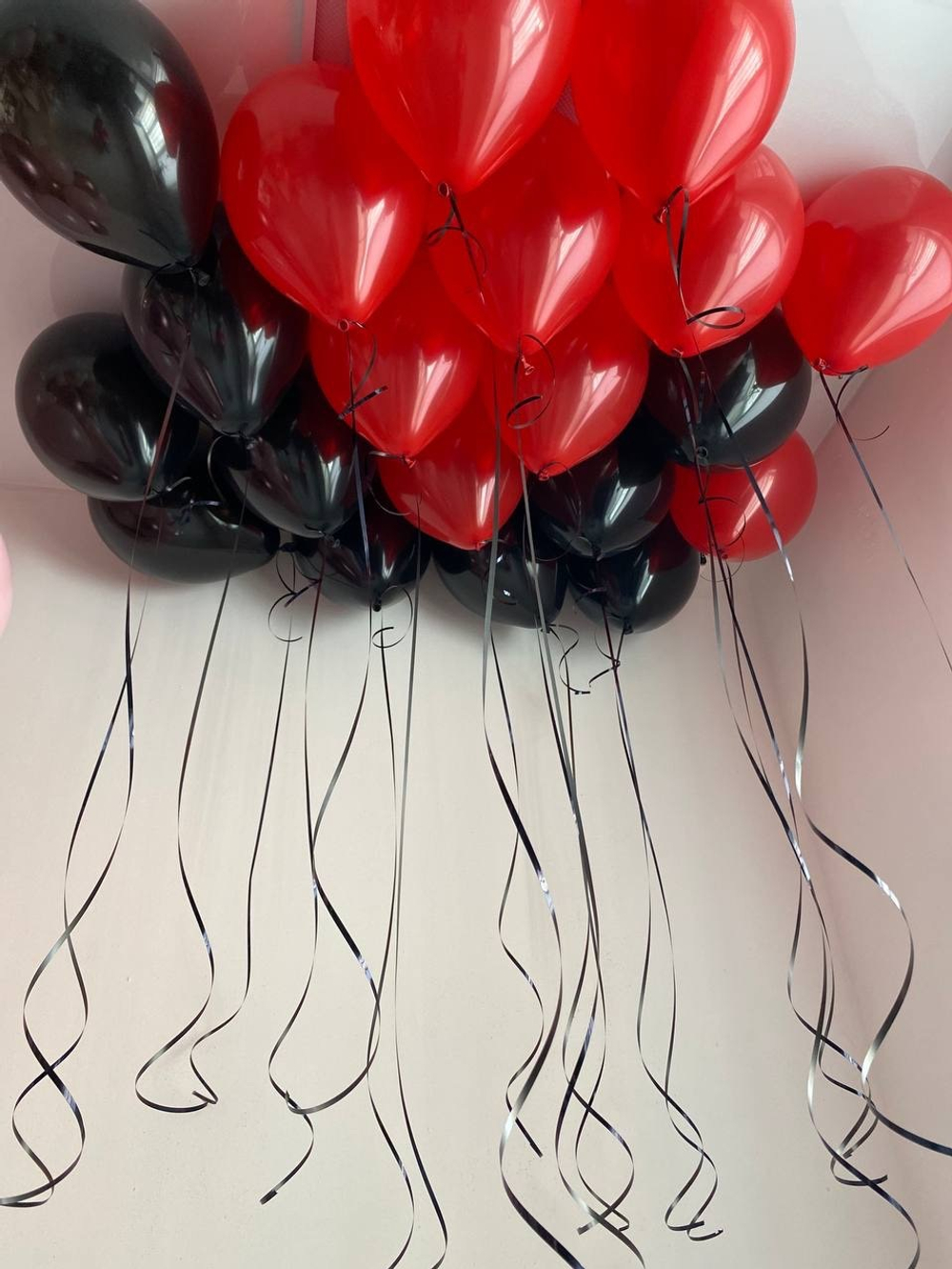 Черные и красные воздушные шары под потолок №2614