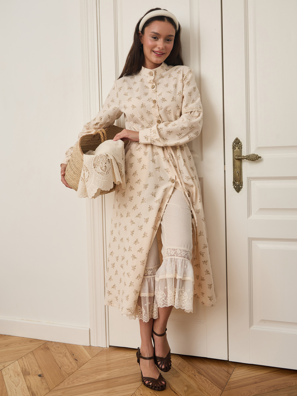 Платье-рубашка с кружевом