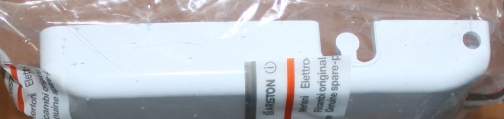 Панель нижнего ящика морозильной камеры холодильника Аристон (041969)