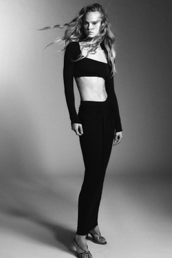 ZARA УКОРОЧЕННЫЙ ТОП ИЗ КРЕПА, ЧЕРНЫЙ