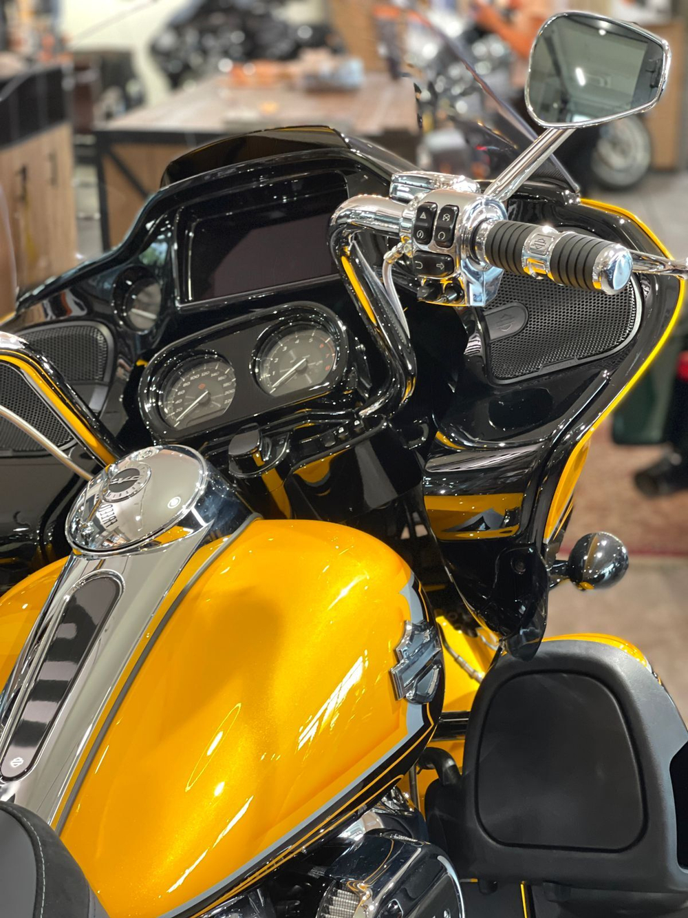 Harley-Davidson CVO Road Glide Limited (Hightail Yellow Pearl)