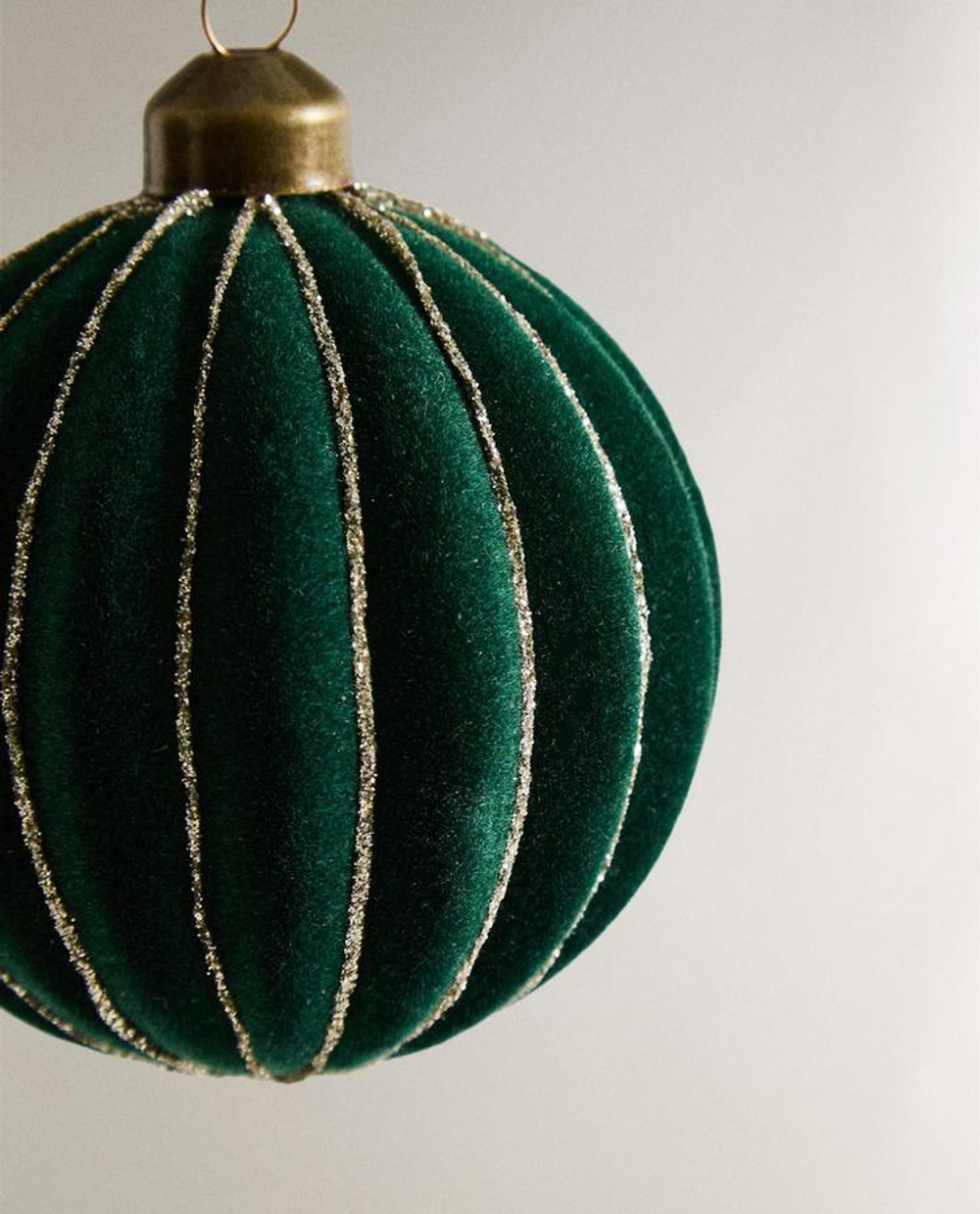 ZARA HOME БАРХАТНОЕ ЕЛОЧНОЕ УКРАШЕНИЕ В ФОРМЕ ШАРА, ЗЕЛЕНЫЙ