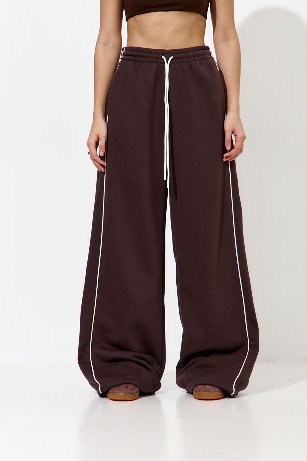 Широкие джоггеры с кантом цвета шоколад