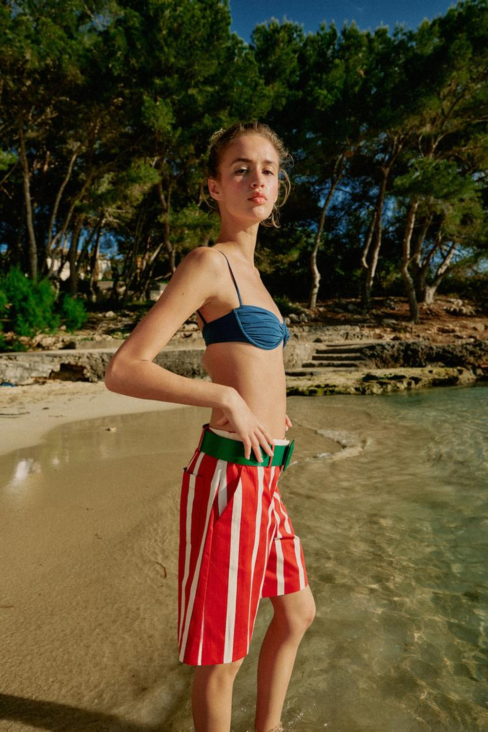 ZARA ШОРТЫ В ПОЛОСКУ С РЕМНЕМ, ЭКРЮ/КРАСНЫЙ
