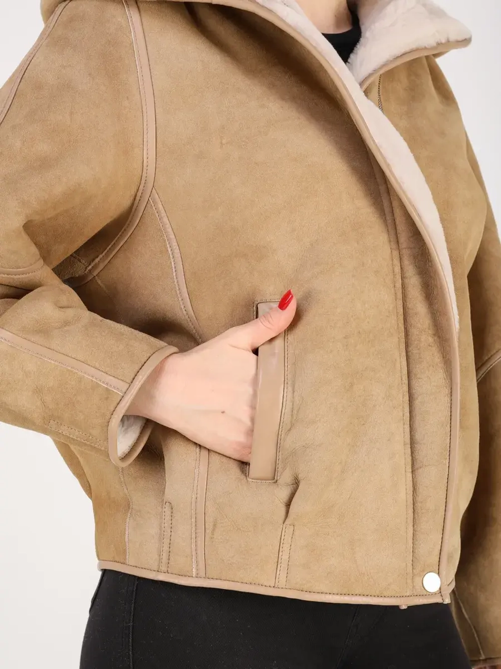 Дубленка зимняя натуральная короткая куртка с капюшоном