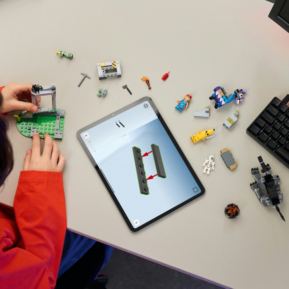 LEGO Fortnite - Скины и Искра и лагерь 77075