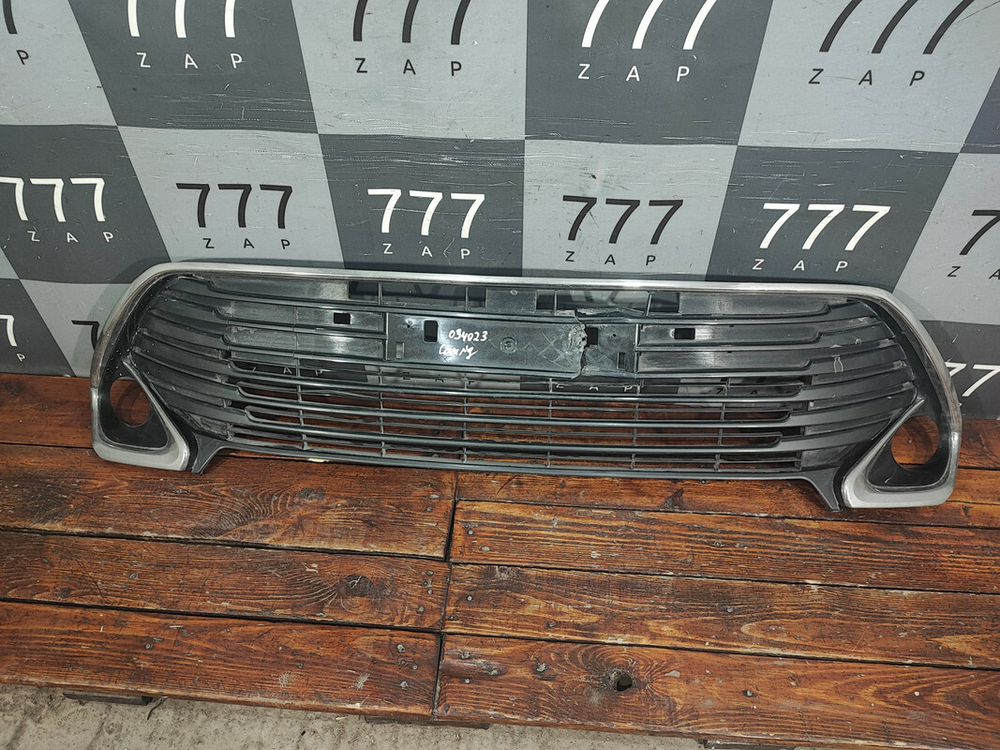 Решетка переднего бампера Toyota Camry (XV50) 14-17 Б/У Оригинал 5311233160