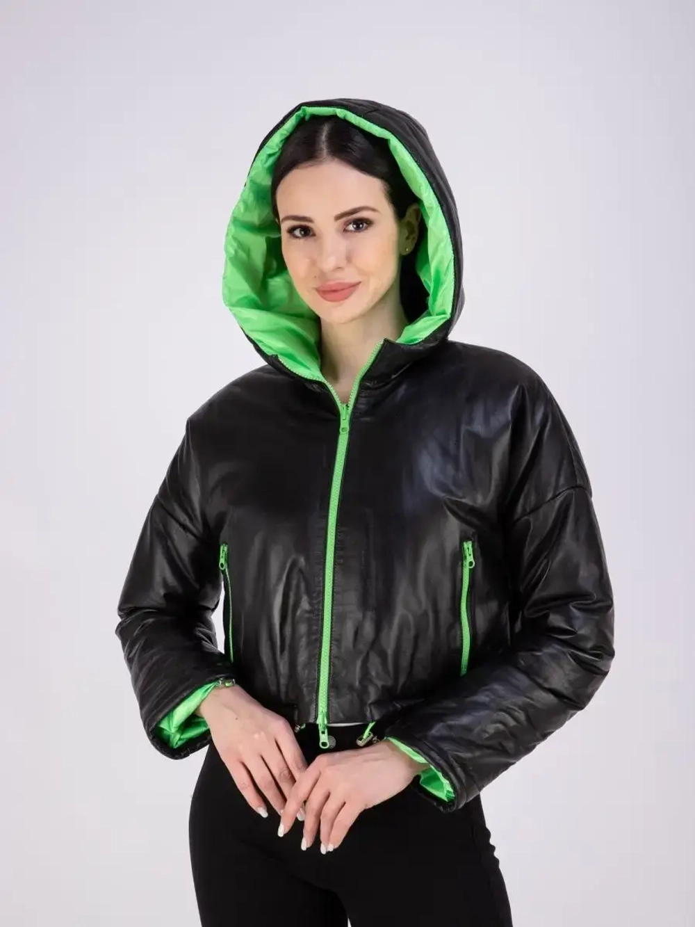 Куртка кожаная короткая утепленная с капюшоном демисезон