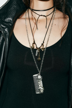 ZARA НАБОР ИЗ 2 ОЖЕРЕЛИЙ С ГРЕБНЕМ И ШАРМАМИ, СЕРЕБРИСТЫЙ