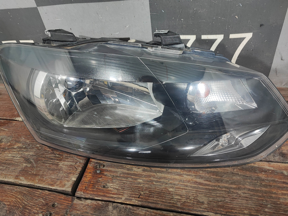 Фара правая галоген Volkswagen Polo 5 10-15 Б/У Оригинал 6RU941016
