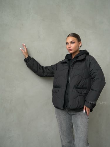 Черный пуховик с трикотажной манишкой