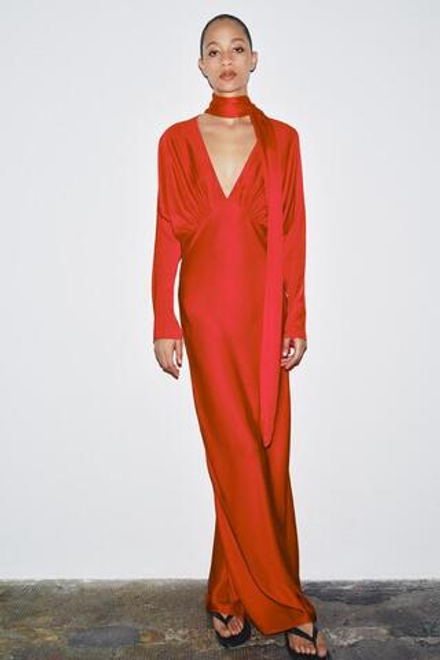ZARA АТЛАСНОЕ ПЛАТЬЕ С РУКАВАМИ «ЛЕТУЧАЯ МЫШЬ» И ПЛАТКОМ, КРАСНЫЙ