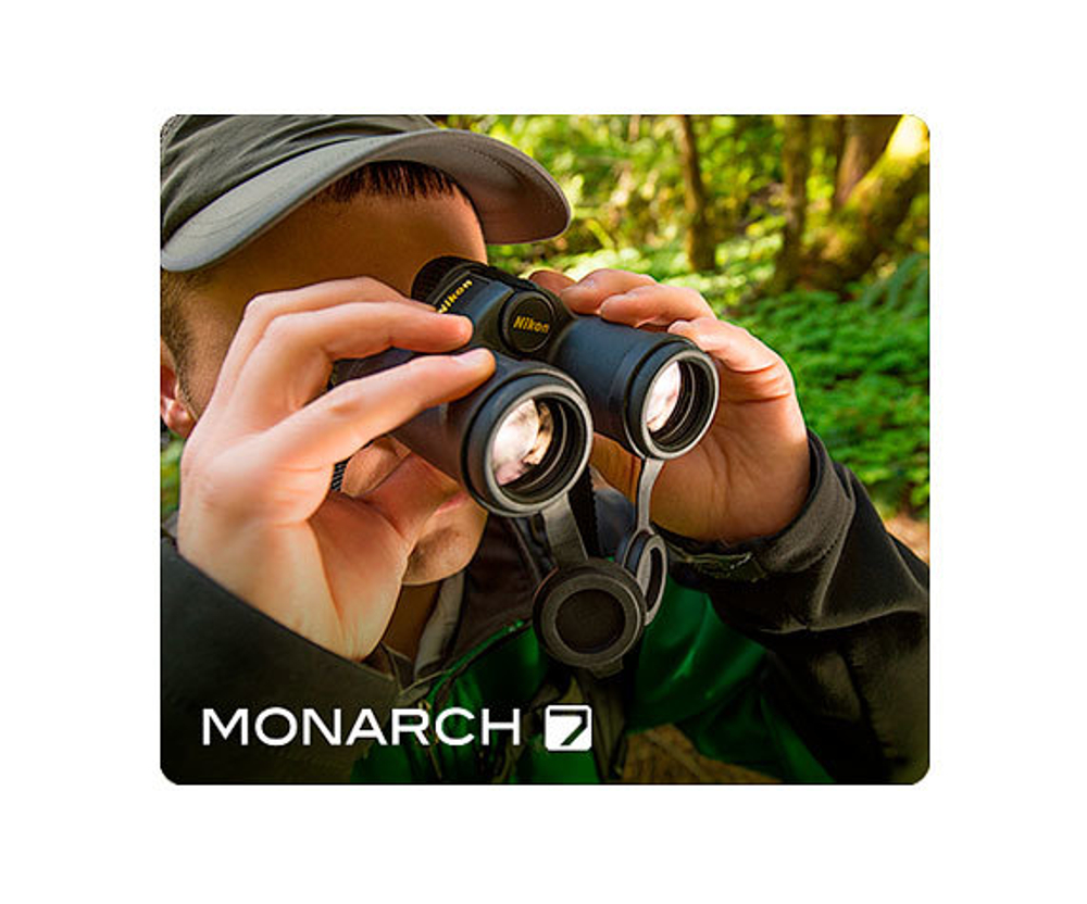 смотрит в бинокль Monarch 7