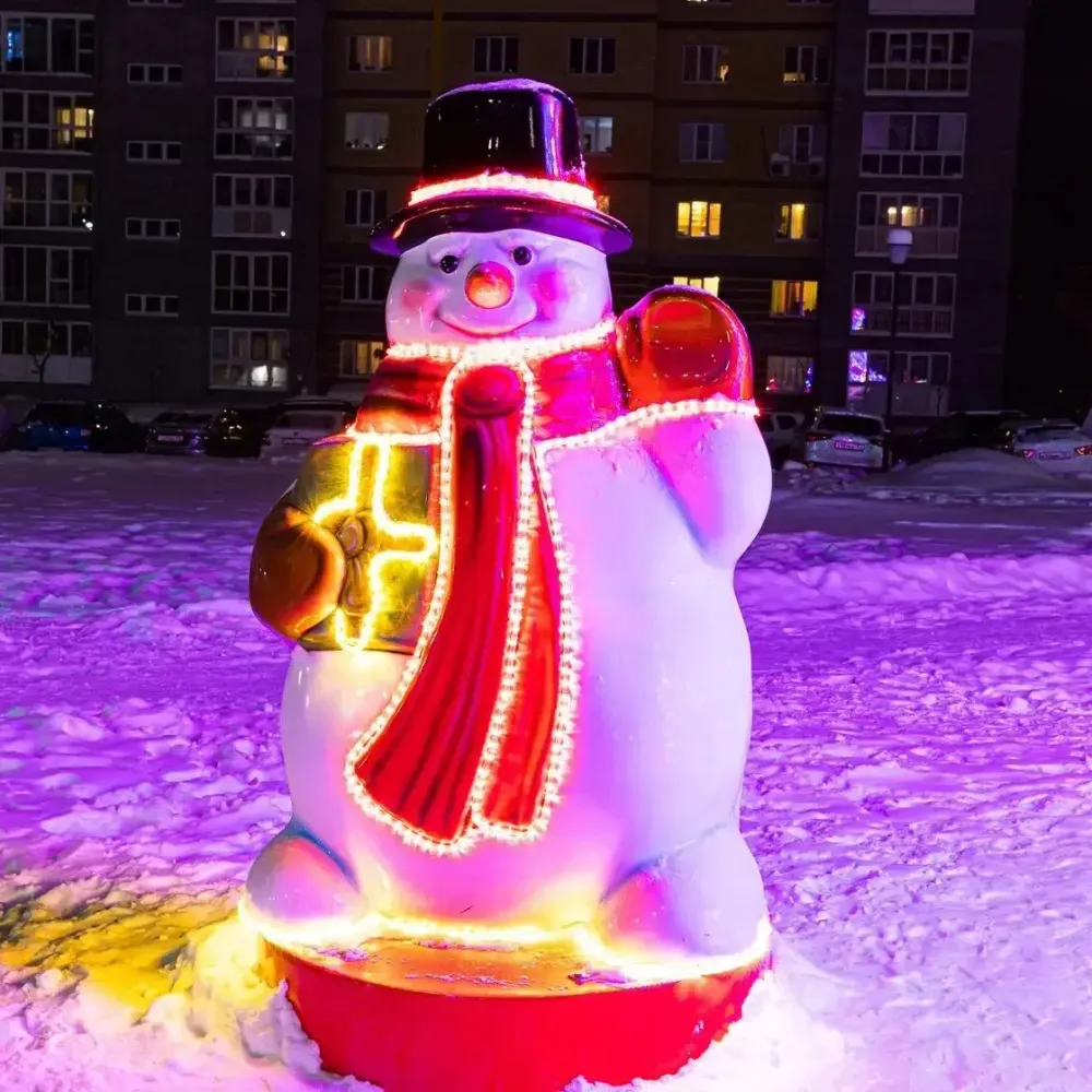 уличная фигура - новогодний снеговик с подарком