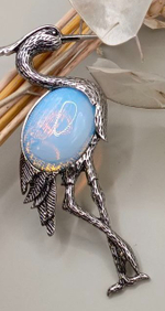 Брошь" Цапля" из цинкового сплава с натуральным камнем из лазурита.