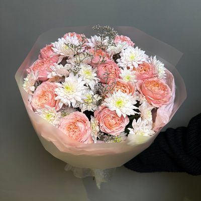 Букет"Лея"(кустовая пионовидная роза ,кустовая хризантема)