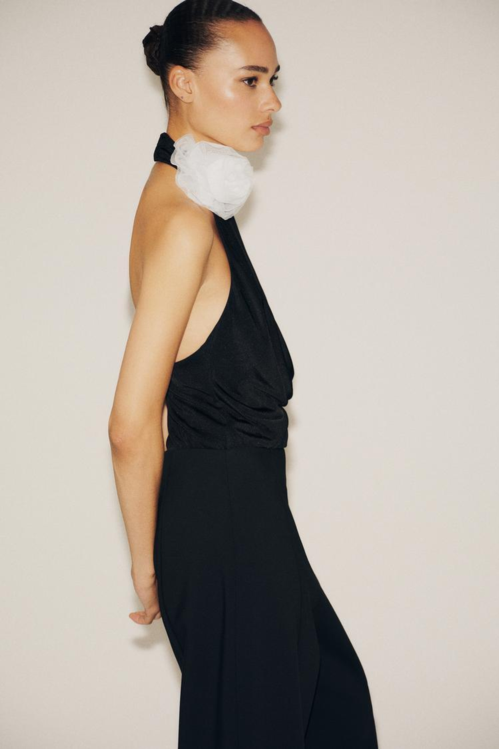 ZARA БОДИ ХАЛТЕР С РЕЛЬЕФНЫМ ЦВЕТКОМ, ЧЕРНЫЙ
