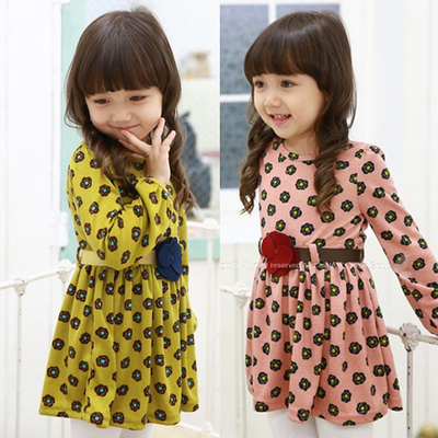 Платье в цветочек на тканевом поясе с объемным цветком