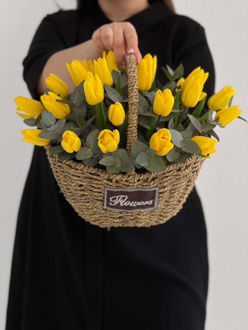 Весенняя корейская корзина из желтых тюльпанов и эвкалипта от Флора Маркет