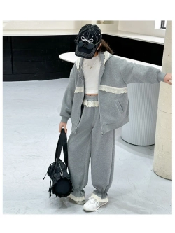 Костюм c кружевом