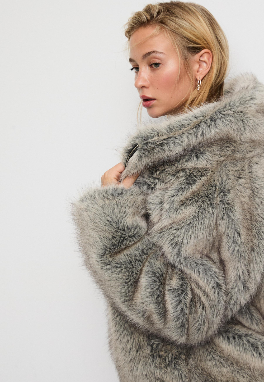 STRADIVARIUS Шуба из искусственного меха с высоким воротником, темно-серый