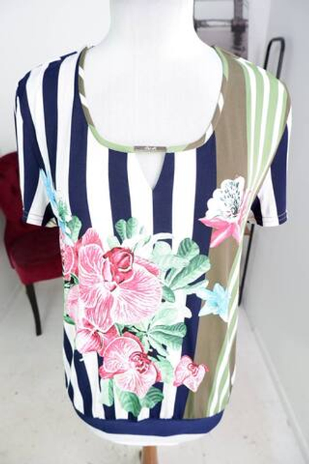 Блузка приятная к телу, визуально на 50 размер