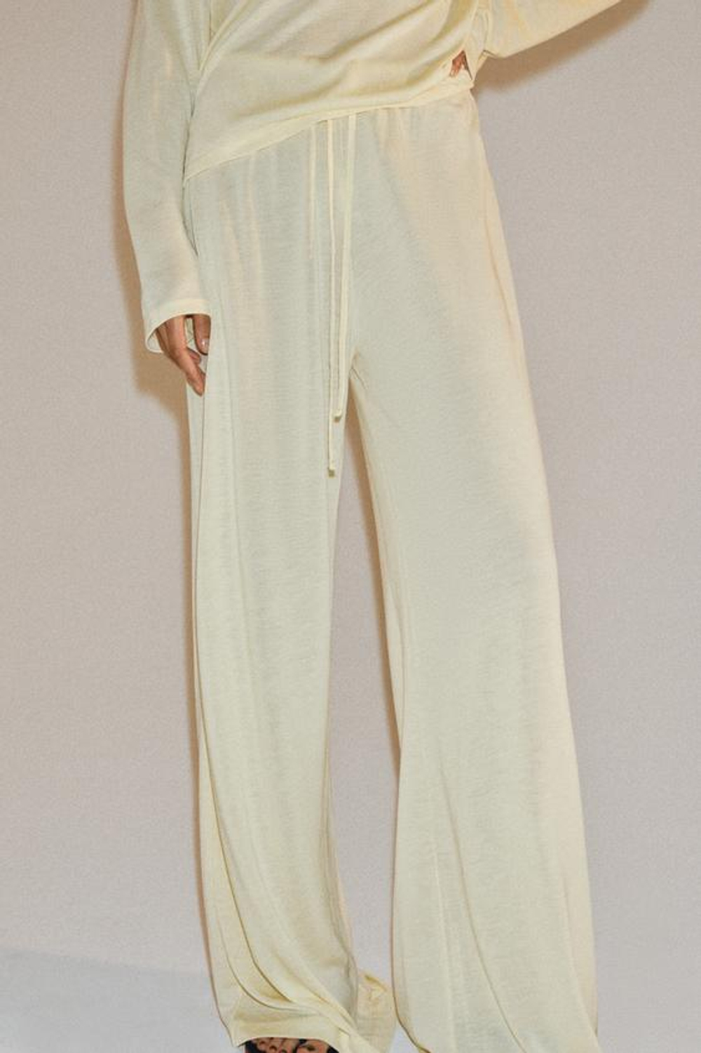 ZARA СТРУЯЩИЕСЯ БРЮКИ ПРЯМОГО КРОЯ, ЖЕЛТЫЙ