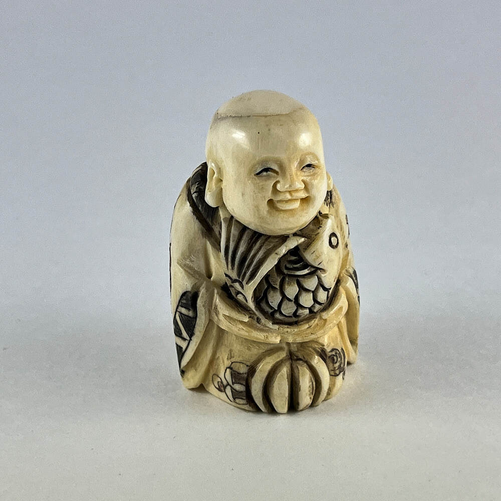 Статуэтка нэцкэ Ребенок Карако с большой рыбой