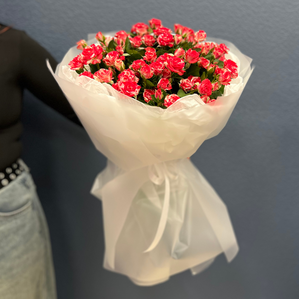 Букет из кустовых пёстрых роз #38