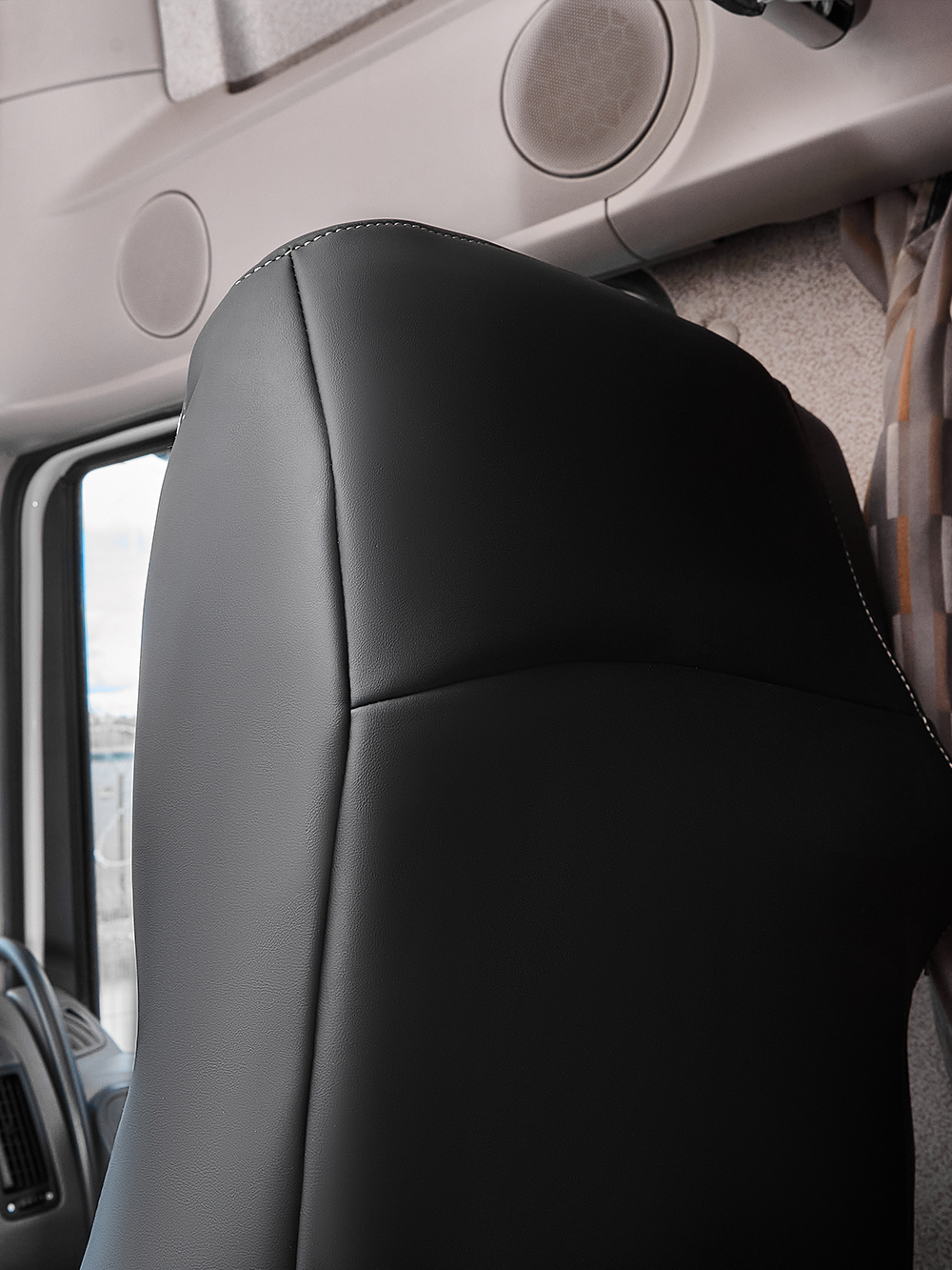 Чехлы Люкс DAF XF 106 (экокожа, черный цвет, бежевая вставка)