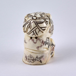 Нэцкэ Ребенок Карако играет в прятки