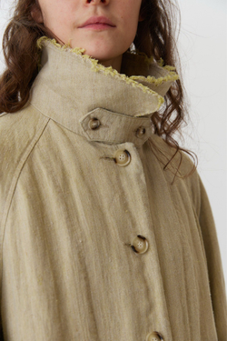 Объемный плащ из серо-зеленого льна