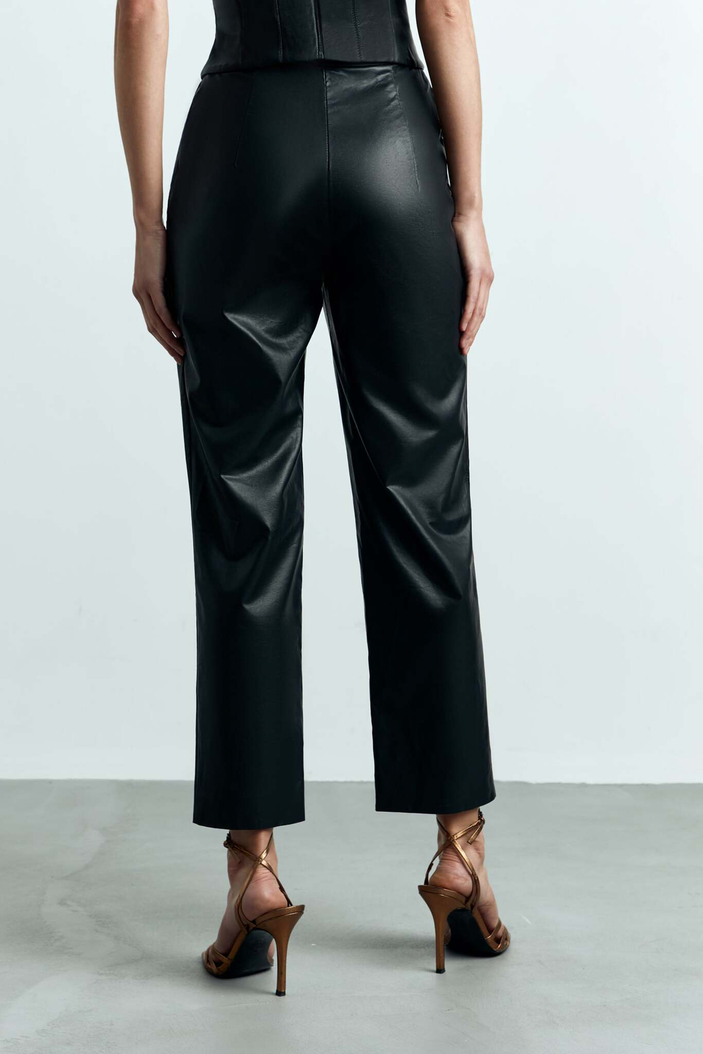 Укороченные брюки на завышенной талии