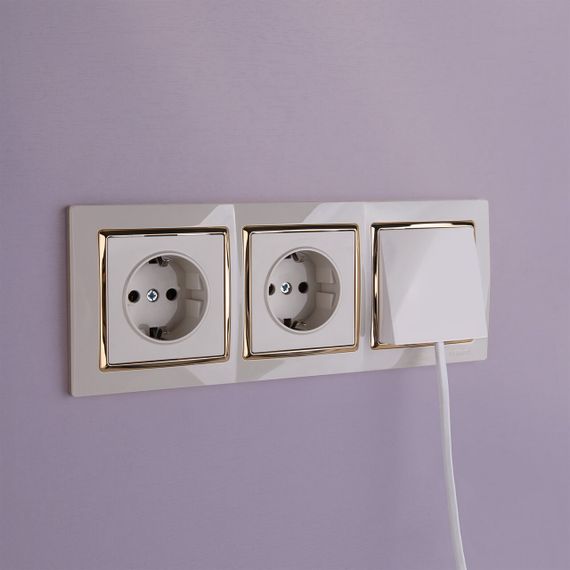 Рамка на 3 поста Werkel Snabb слоновая кость/золото W0031932 4690389160851