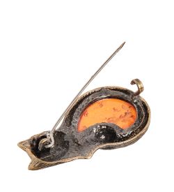 AM-2338 Брошь «Кот Сновидения» (латунь, янтарь)