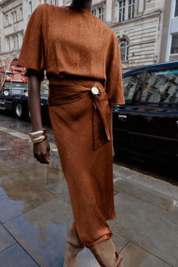 ZARA АТЛАСНАЯ ЮБКА-МИДИ С ЭФФЕКТОМ ЖАТОСТИ, МЕДНЫЙ