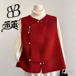 Женский жилет красного цвета