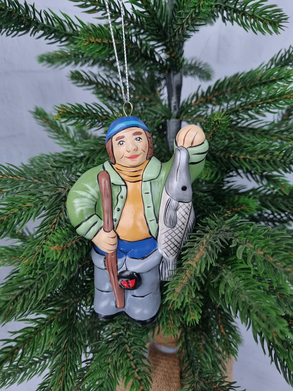 Елочная игрушка из фарфора Рыбак