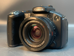 Canon PowerShot S5 IS экран в некоторых положениях тускнеет