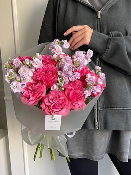 Букет из одноголовой кудрявой розы Кантри и кустовой ароматной маттиолы