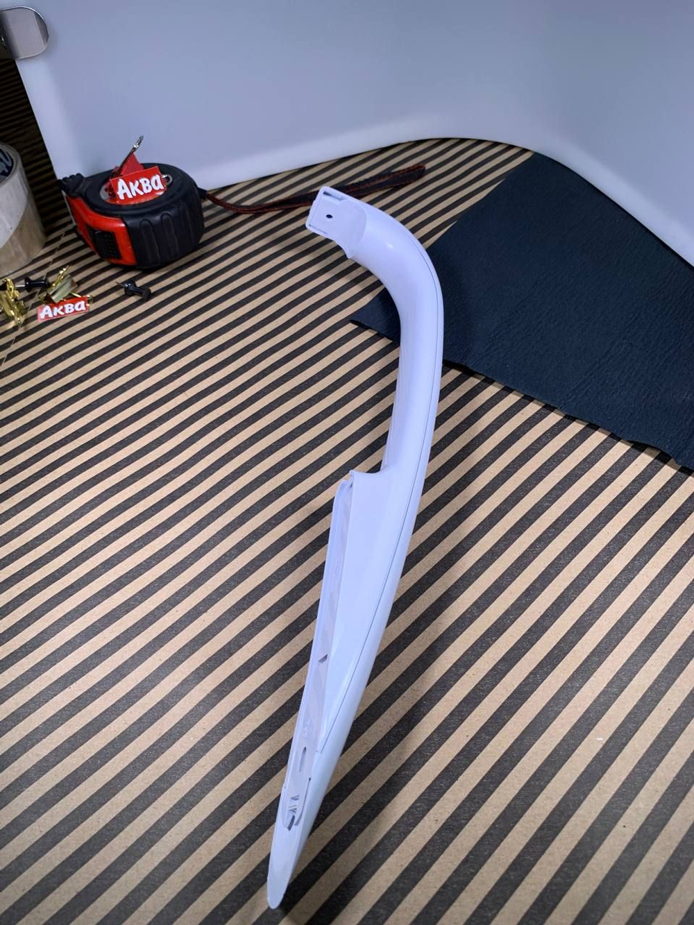 Ручка для холодильника Атлант 1704 верхняя 331603304500 + накладка 331603304600