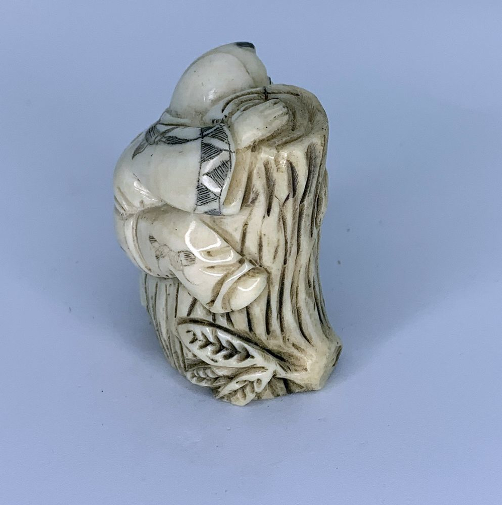 Нэцкэ Ребенок на дереве