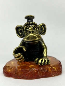 Бронзовая статуэтка на янтаре